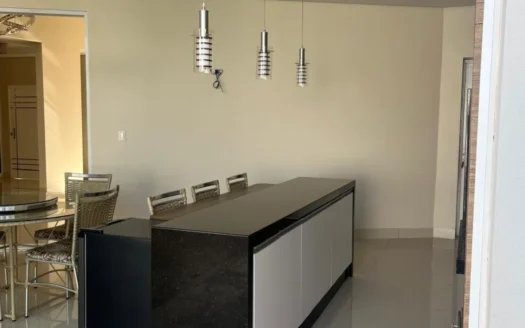 Casa com painel solar, móveis planejados e piscina – Birigui