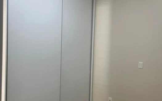 Casa com painel solar, móveis planejados e piscina – Birigui